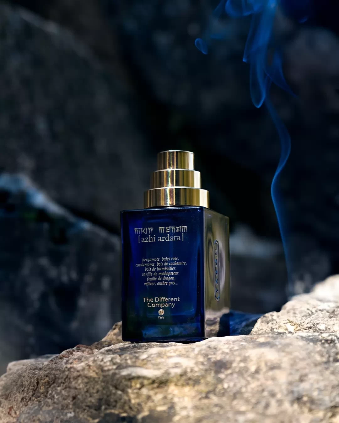 香水とドラゴンのエッセンスを象徴するアート